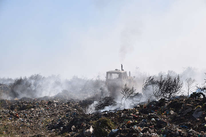 На Миколаївщині кілька днів горить сміттєзвалищє: дим накрив місто і села