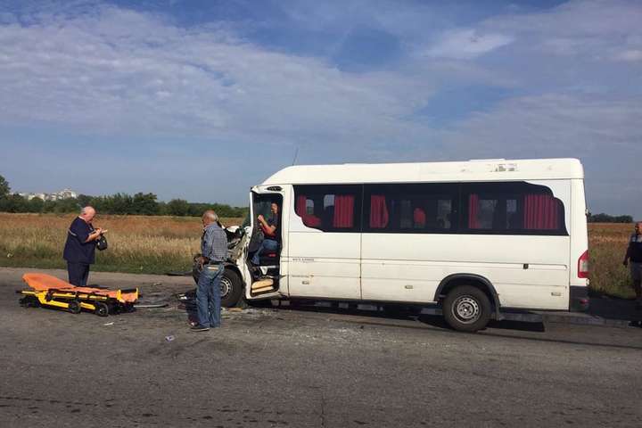 На Дніпропетровщині 10 людей травмовано у ДТП за участю автобуса з пасажирами (фото, відео)