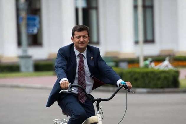 Президент пояснив, чому не їздить на роботу на велосипеді, як Голобородько