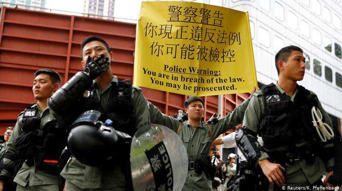 У Гонконзі поліція застосувала сльозогінний газ проти демонстрантів