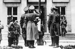 Німецькі та радянські офіцери вітають нацистський прапор під час параду в Брест-Литовську, який відзначає демаркацію кордону на території тогочасної Польщі, 22 вересня 1939