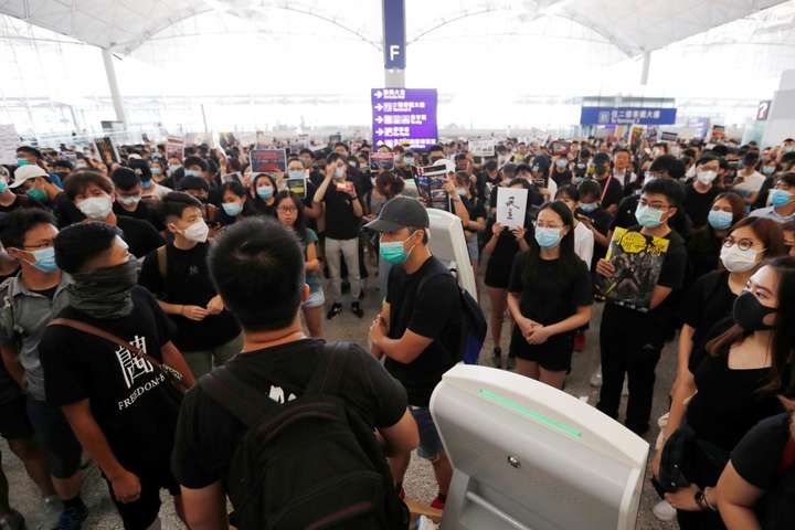 Протести у Гонконзі: зупинено рух поїздів до аеропорту