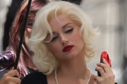 Первые кадры Аны де Армас в образе Мэрилин Монро на съемках фильма «Блондинка»