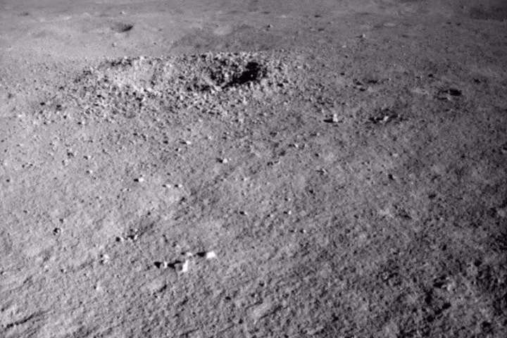 Китайці знайшли на зворотному боці Місяця дивну речовину