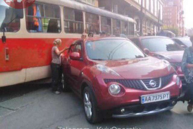 У Києві «герой паркування» зупинив трамваї: фото