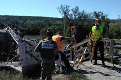 Бойовики знову зірвали демонтаж зруйнованого мосту у Станиці Луганській