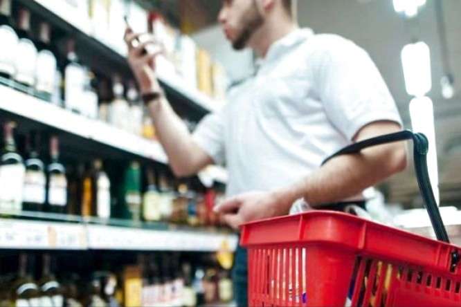 Зеленського просять обмежити час продажу алкоголю в барах та ресторанах