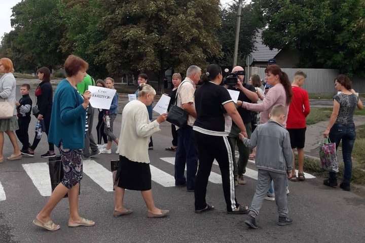 На Харківщині вчителі вийшли на мітинг проти закриття шкіл
