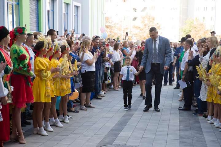 Три спортзали, басейн, музей: у Києві відкрилася найсучасніша школа в Україні (фото)