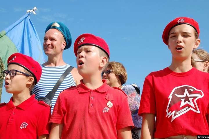 В оккупированном Крыму детей летом учили российскому армейскому делу и тактике военных действий