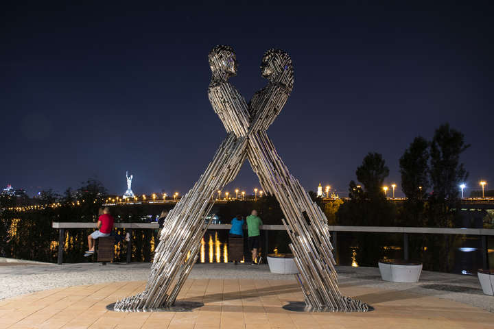 У Києві з’явилася унікальна скульптура, яка змінюється із заходом сонця (фото)