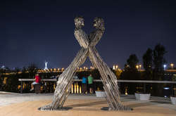 У Києві з’явилася унікальна скульптура, яка змінюється із заходом сонця (фото)
