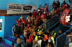 Матч хоккейной Лиги чемпионов едва не был сорван из-за столкновений между болельщиками