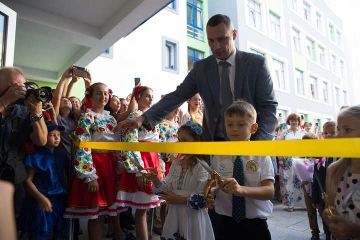 Як Кличко відкривав найбільшу і найсучаснішу в Україні школу (відео)