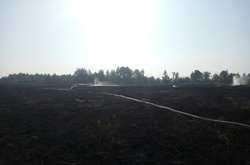 На Київщині рятувальники три доби боролися з пожежею на торф’яниках (фото, відео)