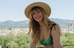 Полуобнаженная Никитюк в откровенном бикини пожелала школьникам не замыкаться в себе