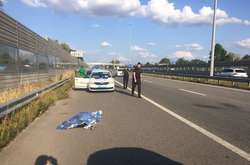 На автодорозі Київ-Житомир автомобіль збив пішохода