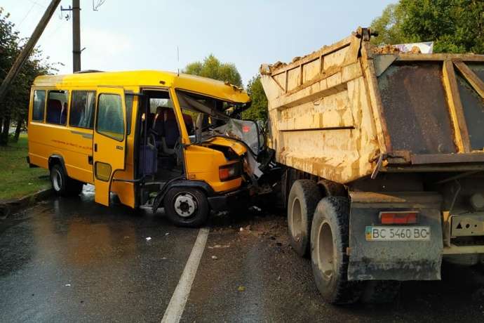 На Львівщині вантажівка зіткнулася з автобусом: понад 10 постраждалих