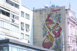 Відоме панно на будинку навпроти Оперного театру відреставрують (фото)