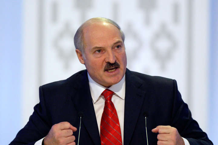 Лукашенко поскаржився, що з України «хлинув потік зброї»