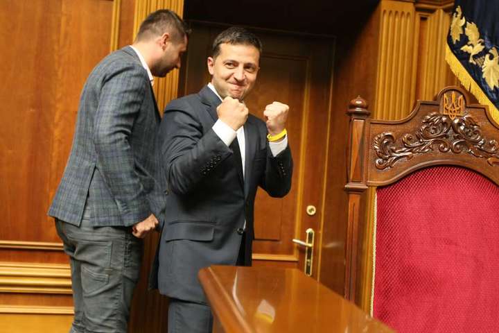Президент України Володимир Зеленський тримає фракцію «Слуг народу» в узді - «Червоні папочки» на кожного». Зеленський садить депутатів на короткий поводок