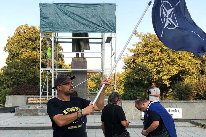 У Празі закрили брезентом пам’ятник радянському маршалу, який облили фарбою