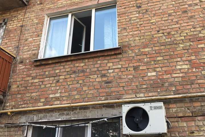 На Київщині з вікон будинків випало двоє малюків
