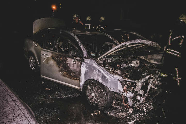 У дворі будинку в Києві згоріли три автівки (фото, відео)