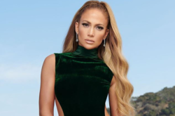 Дженнифер Лопес в откровенном купальнике соблазнительно напрягла свои прелести на борту яхты