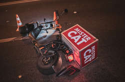 В результаті аварії кур'єра госпіталізували з підозрою на перелом ключиці