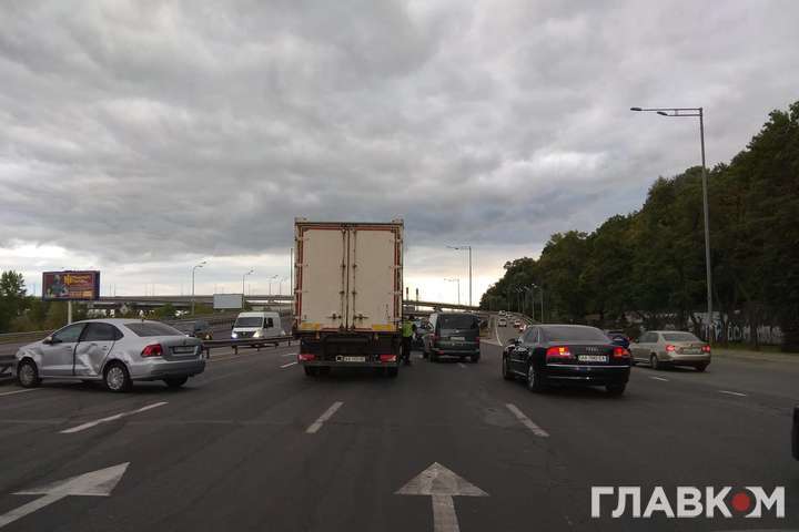 На великій столичній магістралі вантажівка протаранила Volkswagen (фото)