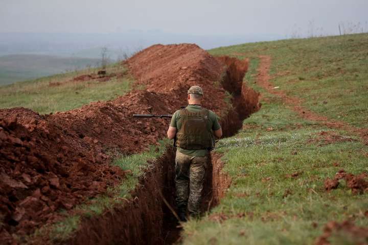 Доба на Донбасі: 12 ворожих обстрілів, один боєць Об'єднаних сил загинув