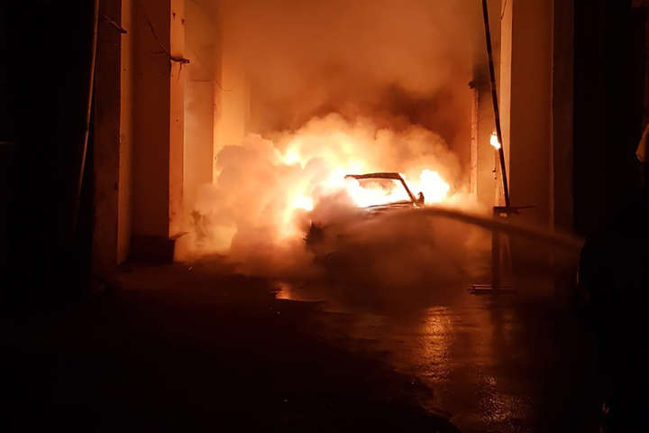 У центрі Києва згорів автомобіль сина Гонтаревої (фото, відео)