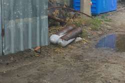  Під час проведення земляних робіт екскаватором було викопано та пошкоджено 2 балони з невідомою речовиною 