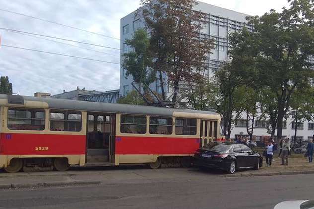Toyota паралізувала рух трамваїв на Дегтярівській (фото)