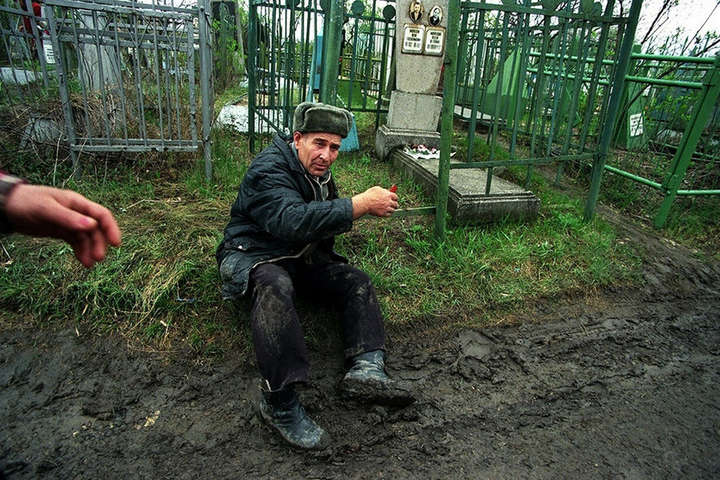 Зневіра, яку топили в алкоголі. Депресивні фотографії Луганська 1990-х років