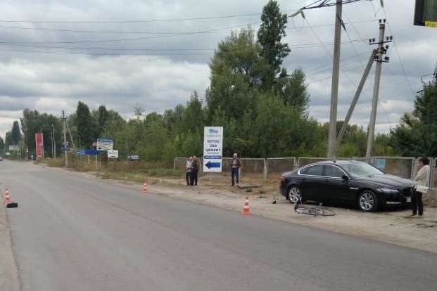Під Києвом елітна автівка збила на смерть велосипедиста (фото)