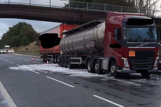У Великій Британії вантажівка із джином потрапила у ДТП, трасу залило алкоголем