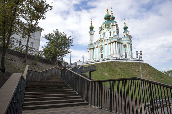 Кличко відкрив нові сходи від Андріївської церкви до Алеї художників (фото)