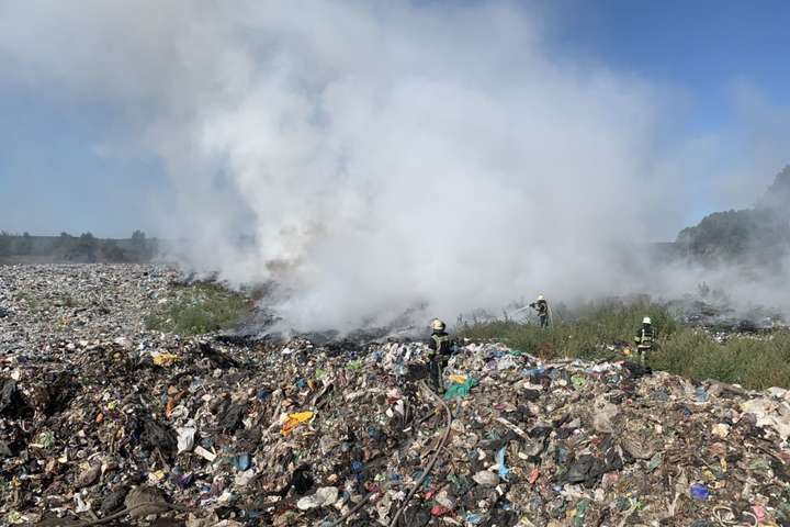Під Києвом масштабна пожежа на сміттєзвалищі (фото)