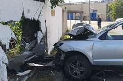 Некерований автомобіль пробив паркан