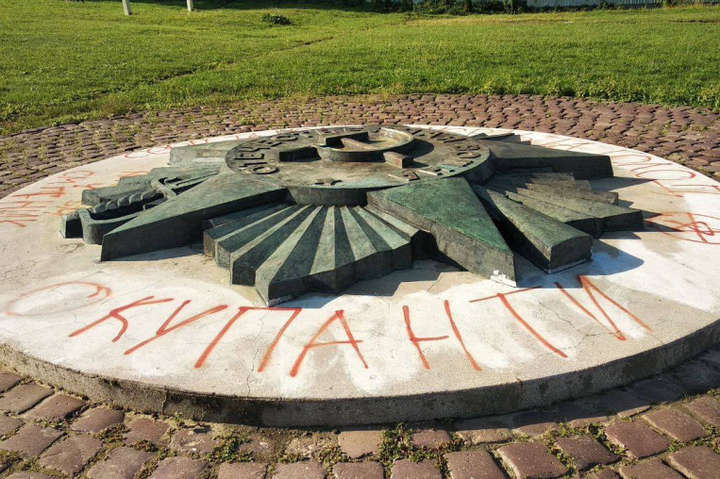 Невідомі поглумилися над радянським меморіалом на Пагорбі слави у Львові