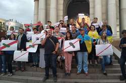 «Геть за червону лінію!» У Києві проходить акція проти звільнення Цемаха (фото) 