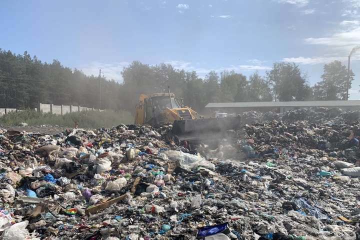 Рятувальники локалізували пожежу на сміттєзвалищі під Києвом