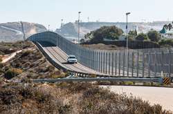 Гроші для стримування Росії Трамп направив на будівництво стіни з Мексикою – сенатор Чак Шумер