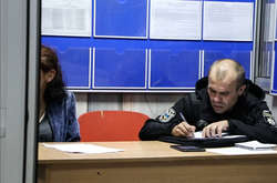 Жінку, зловмисника і очевидців події доставили в управління поліції для дачі показань