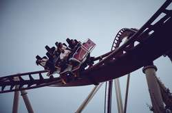 В Испании мужчина поймал смартфон прямо во время катания на американских горках (видео)