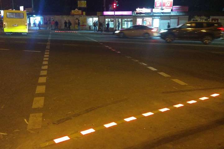В Киеве появился первый пешеходный переход с LED-брусчаткой (фото)