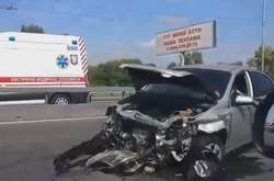 Серйозна ДТП на проспекті Шухевича: Chevrolet влетів у відбійник (відео)