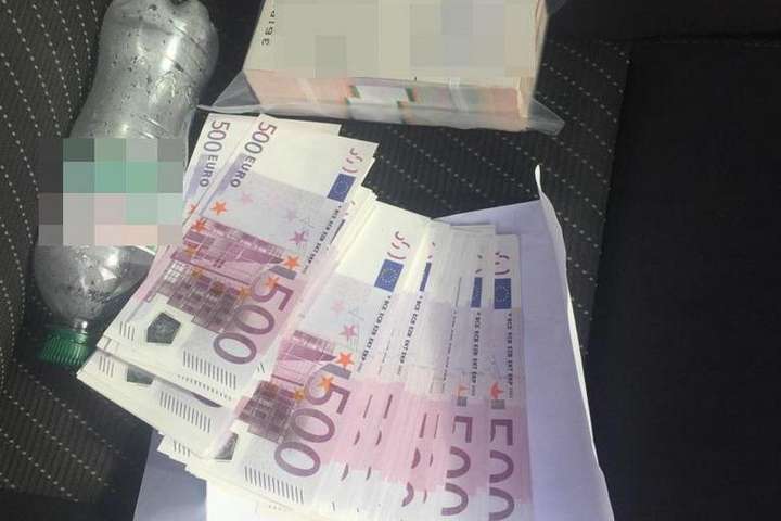 У Києві перекрито канал збуту фальшивих євро (фото)